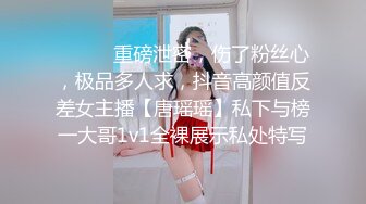 《极品CP??魔手外购》近景热闹商场女厕刁钻位置偸拍超多小姐姐方便还有制服女，能看脸又能看私处，半蹲式撅个大腚过瘾极了