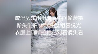 在外面就忍不住的小女友，蹲下来直接给我含住了