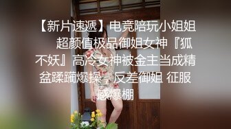 长发肉嘟嘟的美少妇，和口罩男啪啪无套做爱，花式操逼干到内射