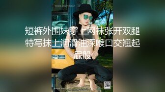 超美时尚人妖和美女闺蜜公园长凳上犹如情人一样玩暧昧接吻回到屋里激情肉体摩擦高潮享受