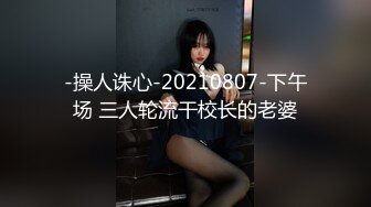 办公楼尾随美女同事偷拍她的肥逼挺嫩