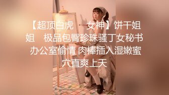 豹纹小少妇露脸精彩演绎，房间里好几哥