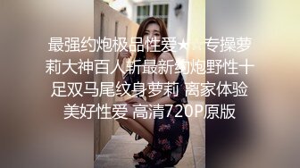 清纯眼镜双胞胎妹子今天一人在家自慰，撩起吊带背心露贫乳，特写假屌骑乘抽插