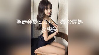 漂亮妹子胸罩被海浪拍偏乳头都跑出来还毫无察觉