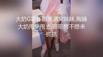 超级淫荡熟女姐妹花，没男人女女互玩，半脱内裤插穴，舔奶舔骚逼，舔足极度...