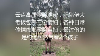  小哥风骚女友，全程露脸让小哥双指抠逼干的哇哇叫，激情上位压在身下爆草抽插