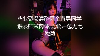 两个白皙大奶子骚妹子浴室湿身胡萝卜自慰，揉捏奶子掰穴胡萝卜摩擦，坐在马桶上特写骑坐，蹲在地上搞到喷水