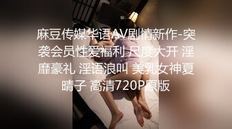 每当夜深人静~骚逼老婆~总喜欢翘高屁股来一炮~鸡巴操掉出来自己放手来拿艹进去抽插~浪叫呻吟！这臀是真美！