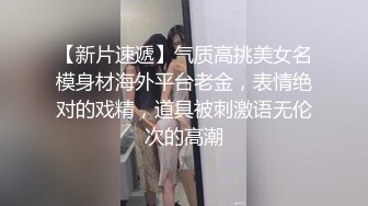 跟随医药公司的长发大波浪美女?进厕所尿尿发现她的逼毛造型挺酷