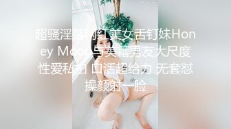 红裙美女换上制服居家操逼，扶着男友大屌吸吮，边舔边自摸骚逼，怼着小穴一下挺入，主动骑乘扭腰一脸骚样