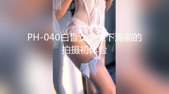 2022新流出厕拍大神潜入纸箱厂女厕全景后拍女工尿尿口味有点重