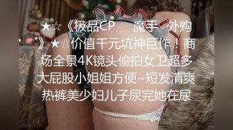 香港兔女郎-Tscd--Cattt：黑丝勾引，酒店吃汉堡鸡巴，舔得有滋有味，好像也被她舔一下！