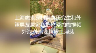 气质高挑妹子自慰玩肛塞，躺下掰分红穴等待大屌操逼射在阴毛上