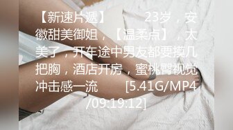 网吧里的小骚货全程露脸跑到公共卫生间里自慰，直接骑在马桶刷手柄上玩逼，嘴里叼着内裤坐插假阳具呻吟