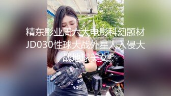 【原档首发】可爱的红发女郎多莉·戴森和查理·迪恩在海滩上玩得很开心