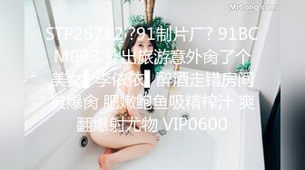 商场女厕短牛仔人字拖姿色小富婆,红嫩的无毛馒头穴插起来能爽死