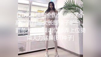 白T恤轻熟女,很懂男人心,透视内内小穴似漏非漏更是诱人,掰开湿透了