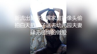  性感红唇骚女两男一女淫乱啪啪，非常迫不及待快过来呀，双屌左右一起交还说真好吃