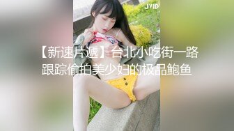 躲在角落偷拍女更衣室的美女少妇换衣服