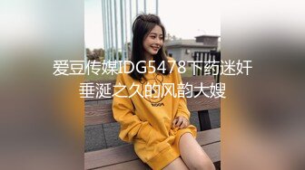  好身材腰细胸大妹子喜欢先自慰再啪啪，振动棒赛比翘起屁股扭动，跪着特写交舔屌