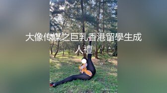 偷拍美女裙底风光成都车展银色连衣裙细高跟极品美女，白色窄内+UR级反差骚货黑丝筒袜配情趣开档内裤