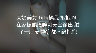 丝袜高跟美女御姐小少妇拿着新买的道具诱惑狼友，全程露脸大秀直播，跳蛋塞逼里自慰呻吟，淫声荡语互动撩骚