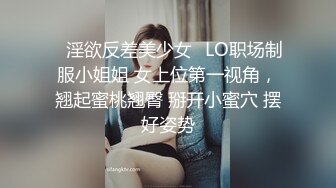 年轻黑丝小妹被两个大叔玩弄，全程露脸在床上舔两个鸡巴，车轮战黑丝骚逼淫声荡语还拿道具抽插边拍边干刺激