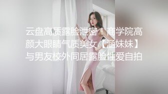 爆了 女王在公交车上虐打男奴 各种方式玩弄大J8