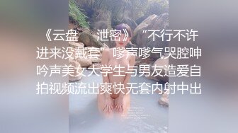 极品尤物的诱惑，全程露脸让小哥玩弄，吃着坚挺润滑的骚奶子抠着无毛白虎逼，特写展示，道具抽插