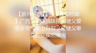 ✿群P小骚妻✿享受后入的同时当然嘴里也不能闲着啦，这个姿势是真的涨的我满满的，不知道啥感觉，身上麻，特别麻