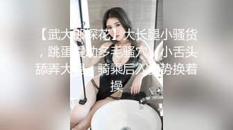 美女发现了摄像头,一直盯着看（前）