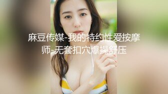 走动中勒出阴唇的美眉