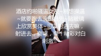 反差骚婊母狗人妻『小骚猪的调教之旅』日料店门外人来人往，谁能想到屋内有一个小骚猪在吃三个男人的鸡巴呢