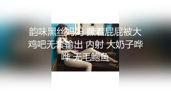 酒吧女厕偷拍可爱嫩妹边吸烟边聊天加上尿尿