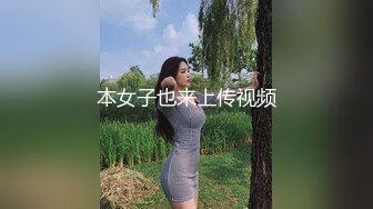 写字楼女厕黑衣白裤红指甲美职员 强劲的嫩穴把密长阴毛全冲开了