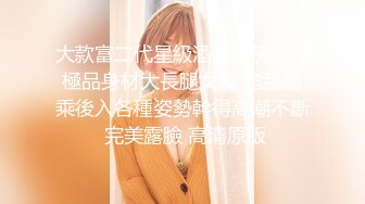 极品空姐美女沙发上边玩手机边秀黑丝网袜美腿,朋友受不了诱惑当场扑上去按倒干了起来,呻吟声真是浪！国语对白！