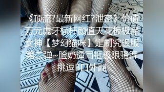 最新厕所偷窥牛仔裤高个长发美女嘘嘘