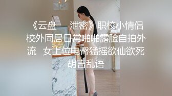 娇小精致小美女红衣修身包臀裙和两个猛男游玩在酒店享受两根大鸡巴的抽送