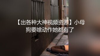 大奶子小少妇风骚少妇逼逼已经淫水泛滥，被大哥疯狂蹂躏，深喉大鸡巴无套抽插，自己滴蜡按摩棒玩骚穴真刺激