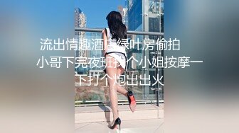  我在下面卖力的给她舔逼，她一边和闺蜜煲电话粥