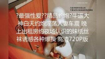  搞沐足韵味十足熟女技师，按摩完特殊服务，骑身上扒开内裤磨蹭，镜头前后入肥臀